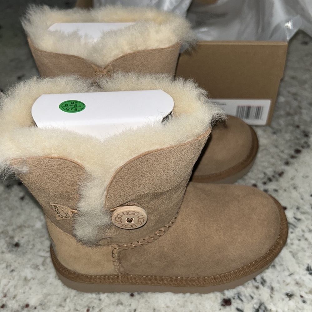 Bailey Button II Boot - Picture 7 of 9